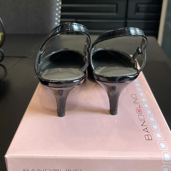 Bandolino Black sling back black patent pumps 2 in heel Size 6.5M - Picture 3 of 6